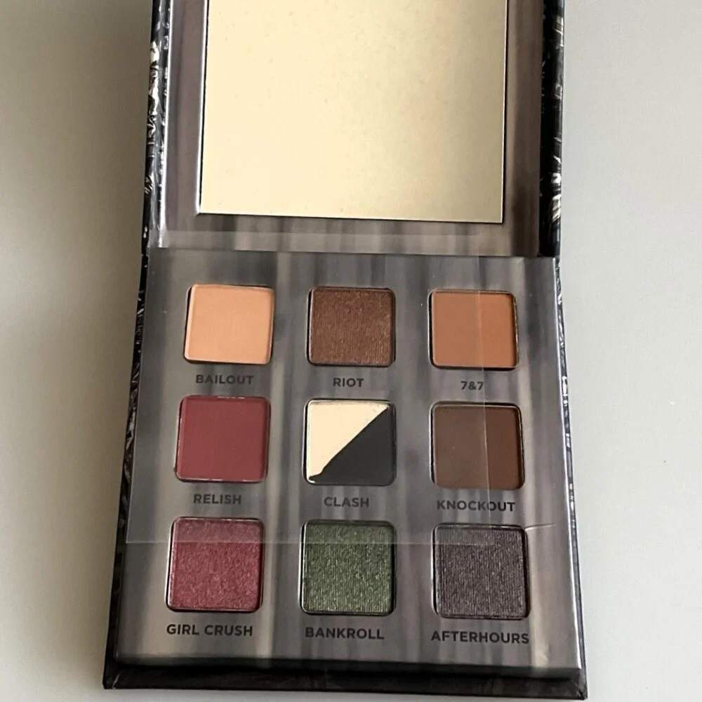 URBAN DECAY LIMITED EDITION TROUBLEMAKER EYESHAWDOW PALETTE